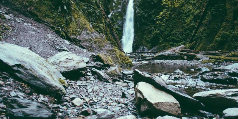 安徽云盛混合云架构设计：如何平衡公有云弹性与私有云安全，赋能企业信息化与软件开发